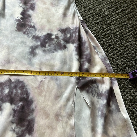 Superdown Satin Krystal Slit Detail Gray Tie Dye Patterned Maxi Dress - Picture 7 of 13